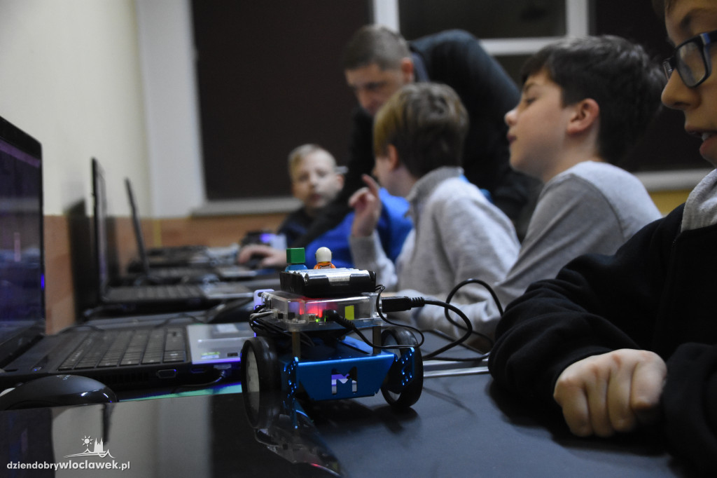 Dzieciaki programują roboty