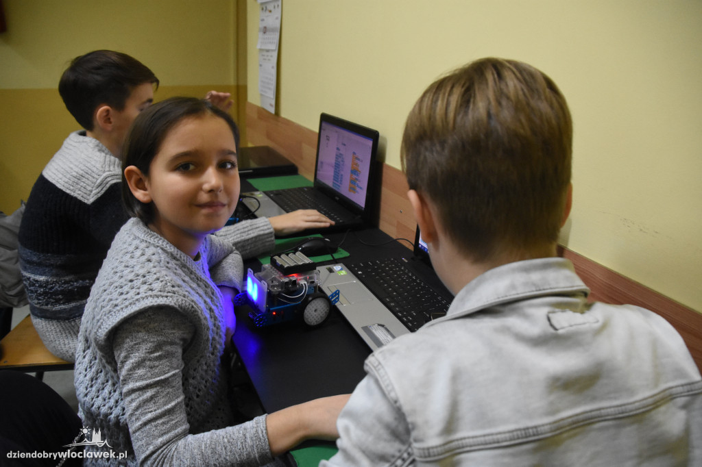 Dzieciaki programują roboty