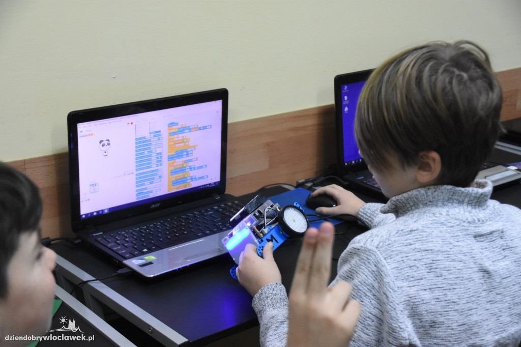 Dzieciaki programują roboty