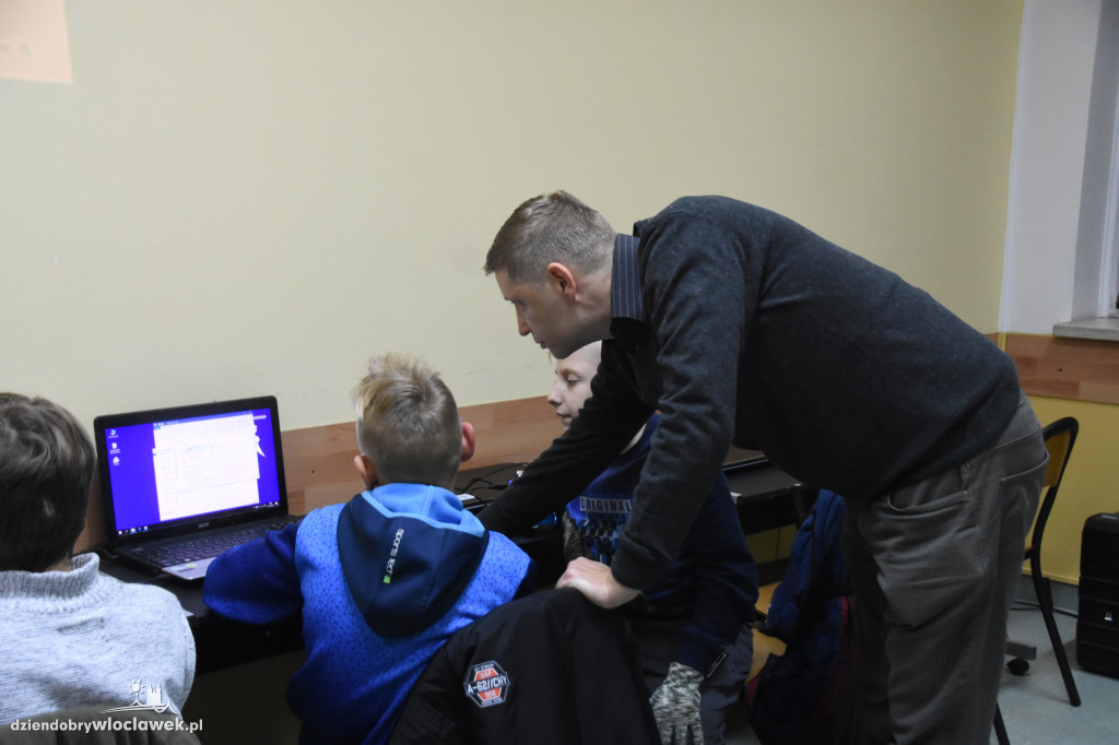 Dzieciaki programują roboty