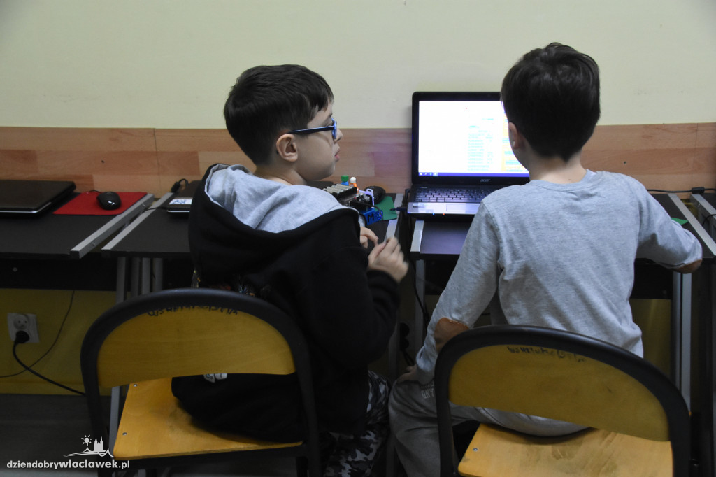 Dzieciaki programują roboty