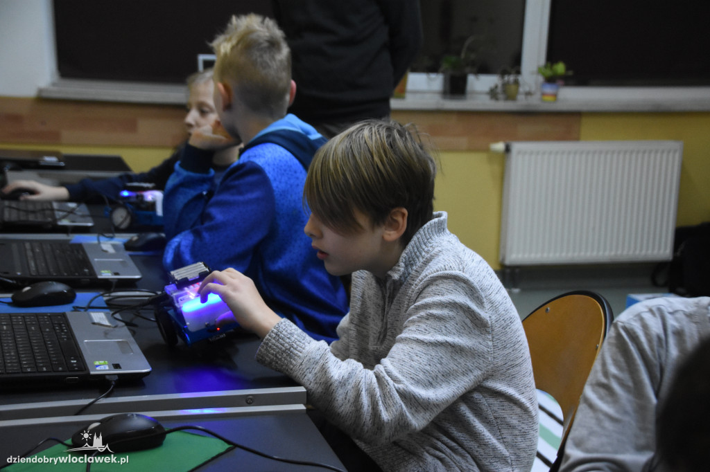 Dzieciaki programują roboty