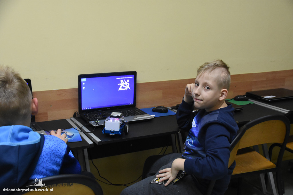 Dzieciaki programują roboty