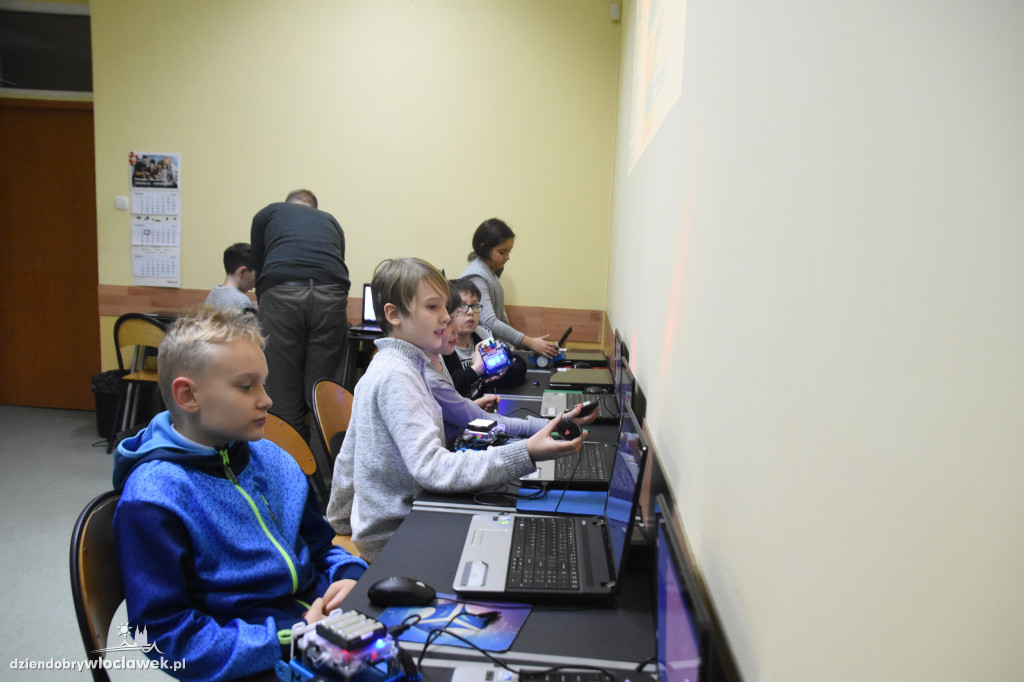 Dzieciaki programują roboty