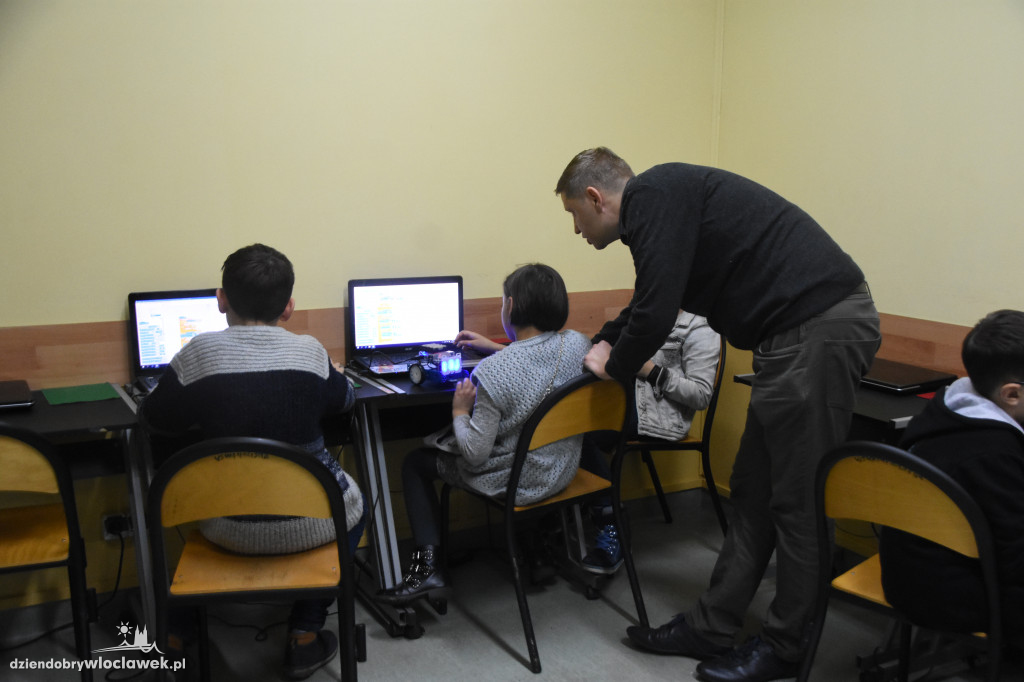 Dzieciaki programują roboty