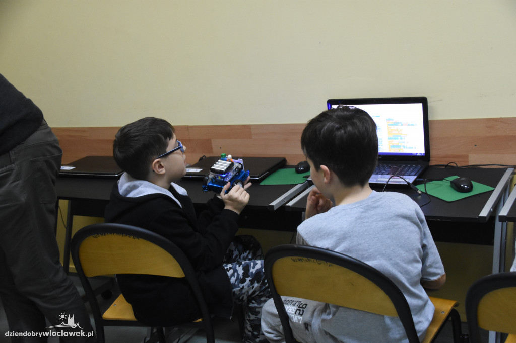 Dzieciaki programują roboty