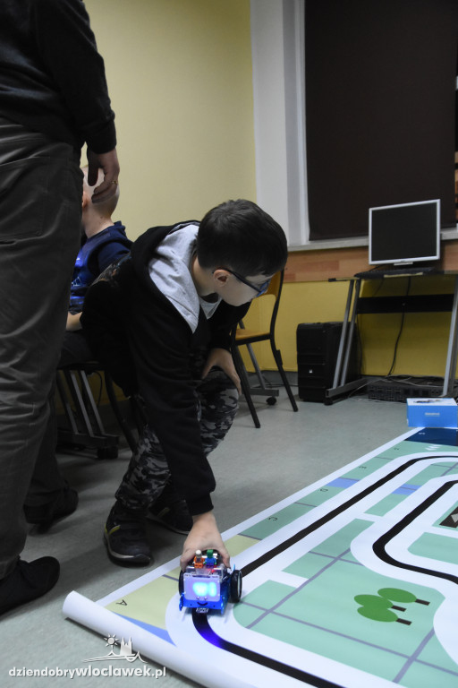 Dzieciaki programują roboty