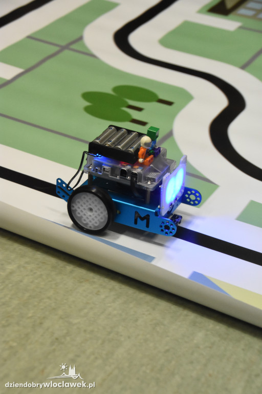 Dzieciaki programują roboty