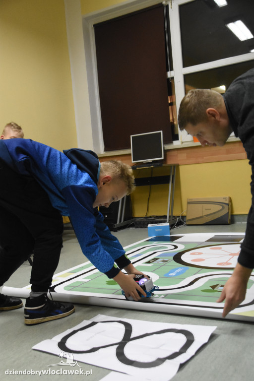 Dzieciaki programują roboty
