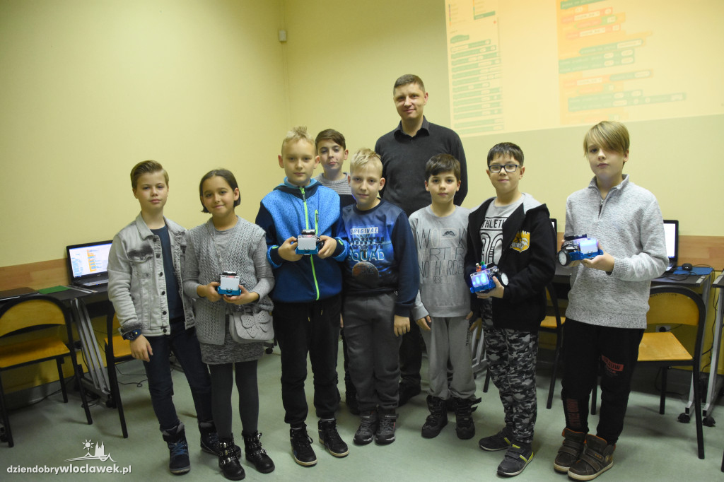 Dzieciaki programują roboty