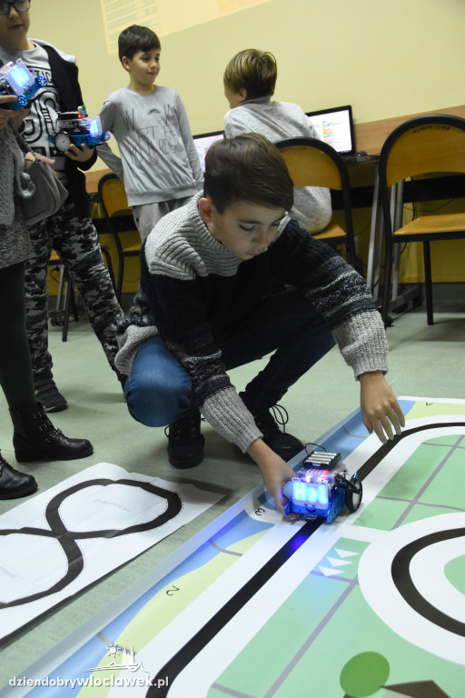 Dzieciaki programują roboty