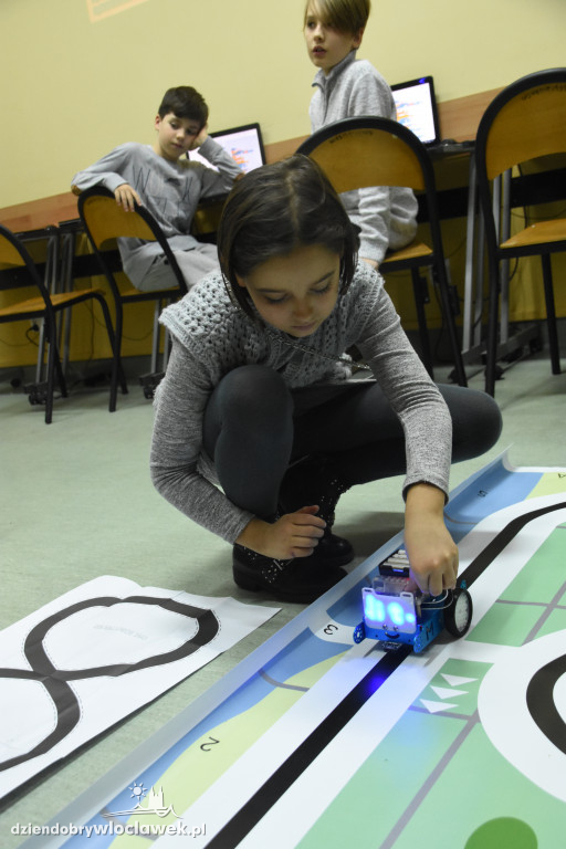 Dzieciaki programują roboty