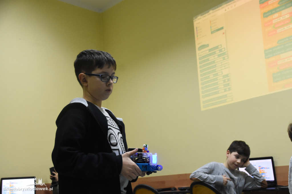 Dzieciaki programują roboty