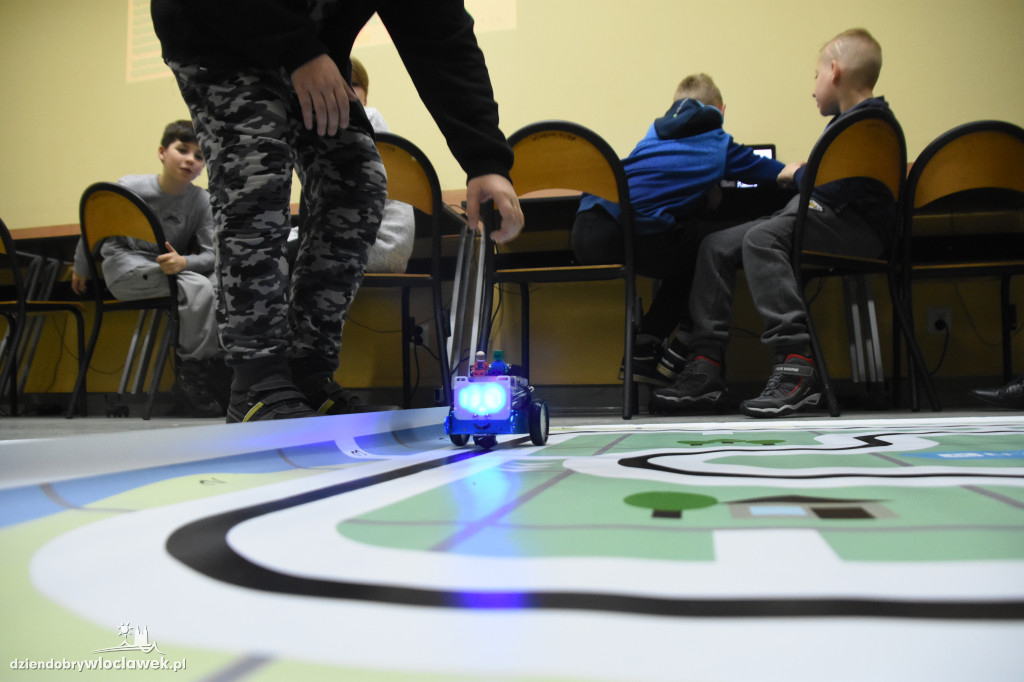 Dzieciaki programują roboty