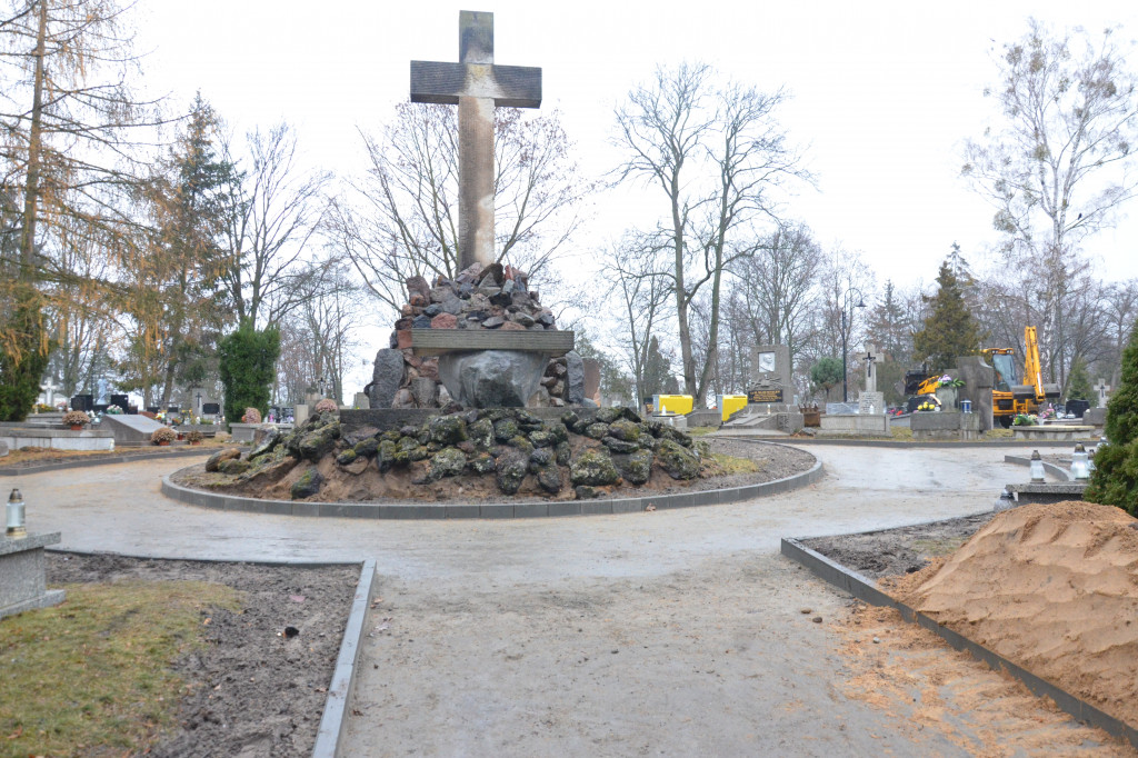 Brukują plac Księży na cmentarzu