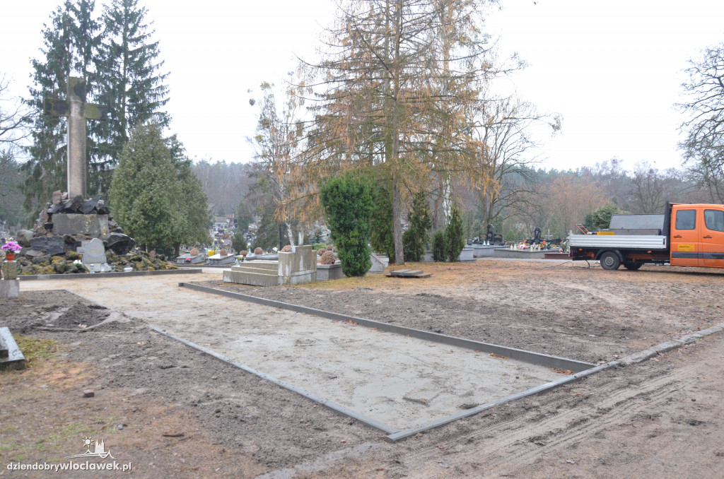Brukują plac Księży na cmentarzu