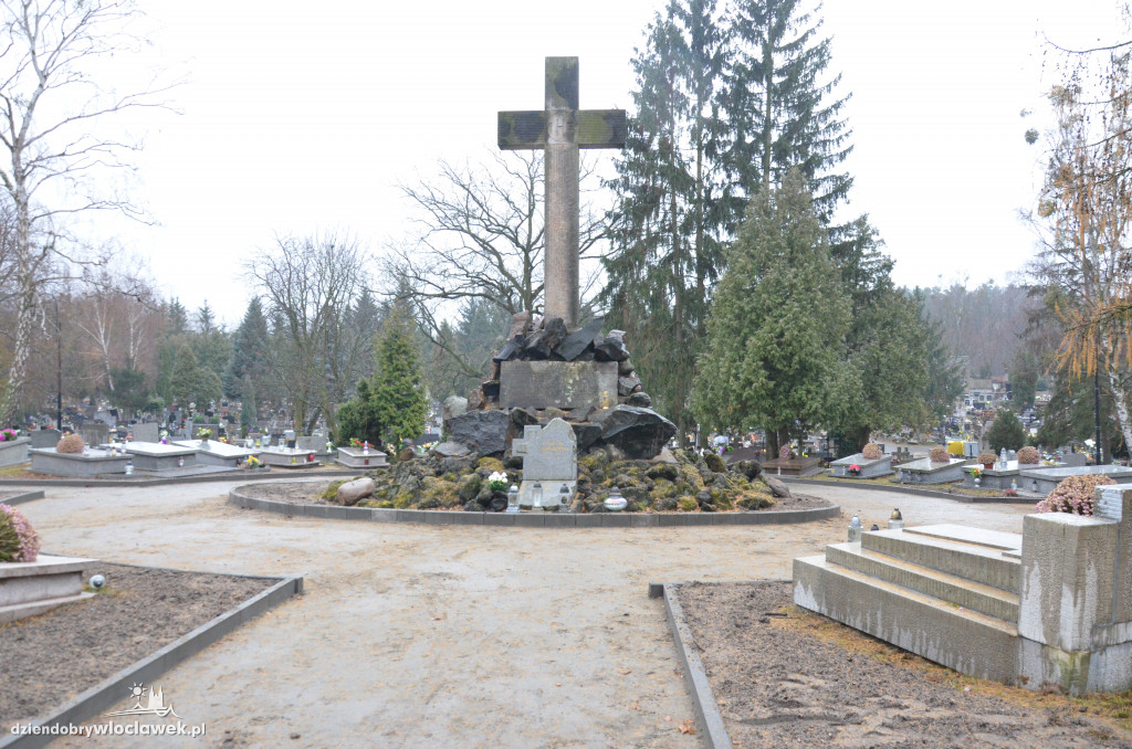 Brukują plac Księży na cmentarzu