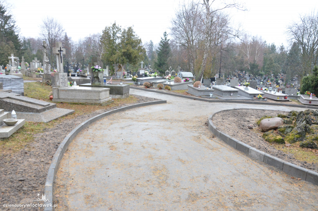 Brukują plac Księży na cmentarzu