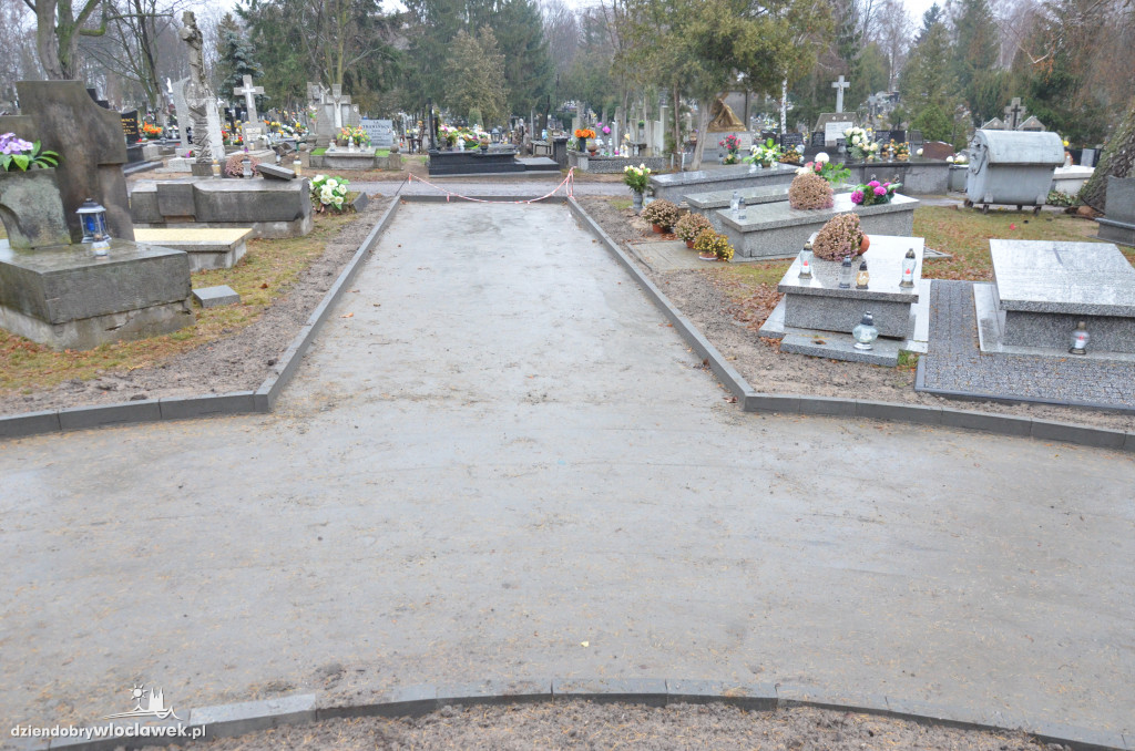 Brukują plac Księży na cmentarzu