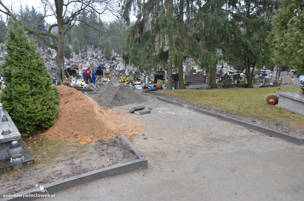 Brukują plac Księży na cmentarzu