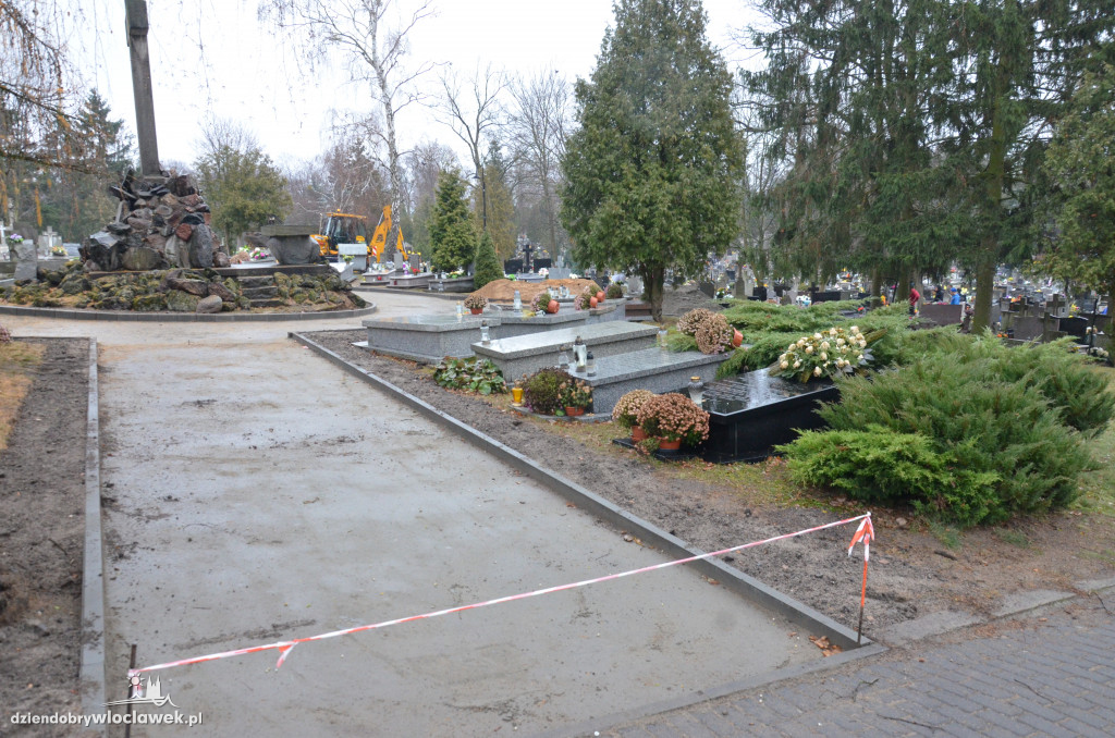 Brukują plac Księży na cmentarzu