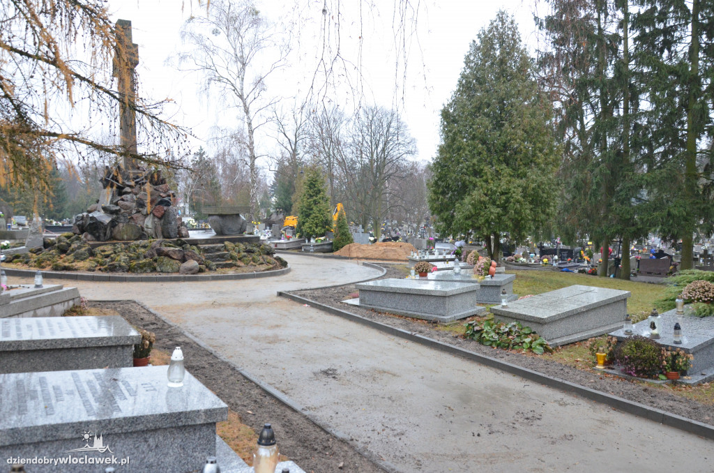Brukują plac Księży na cmentarzu