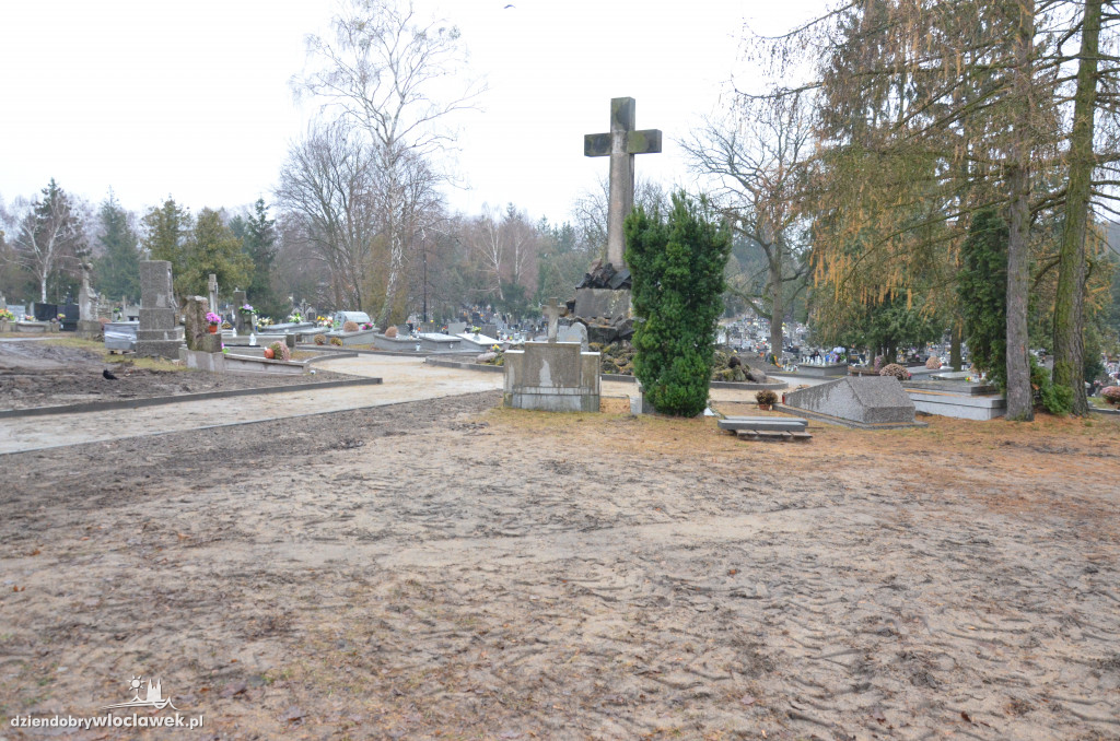 Brukują plac Księży na cmentarzu