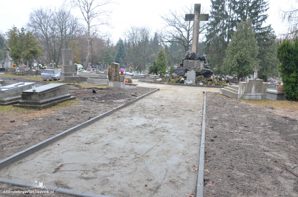 Brukują plac Księży na cmentarzu