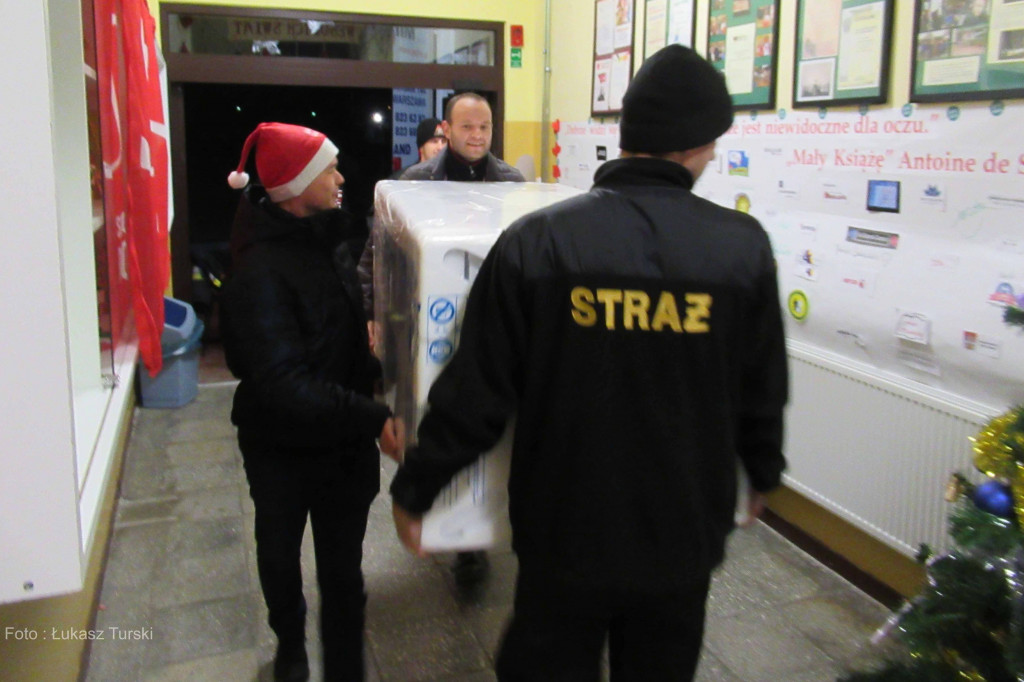 Strażacy pomagali wolontariuszom