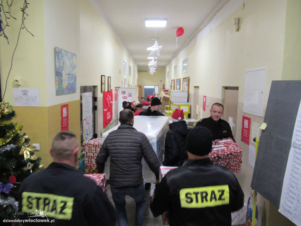 Strażacy pomagali wolontariuszom