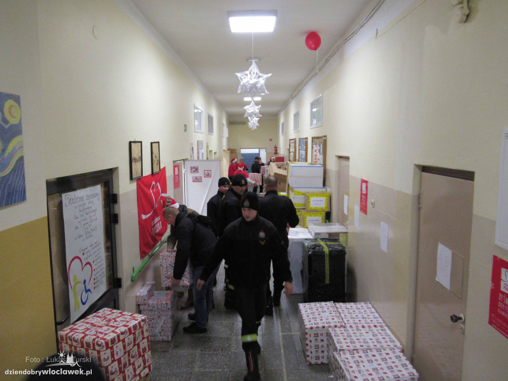 Strażacy pomagali wolontariuszom