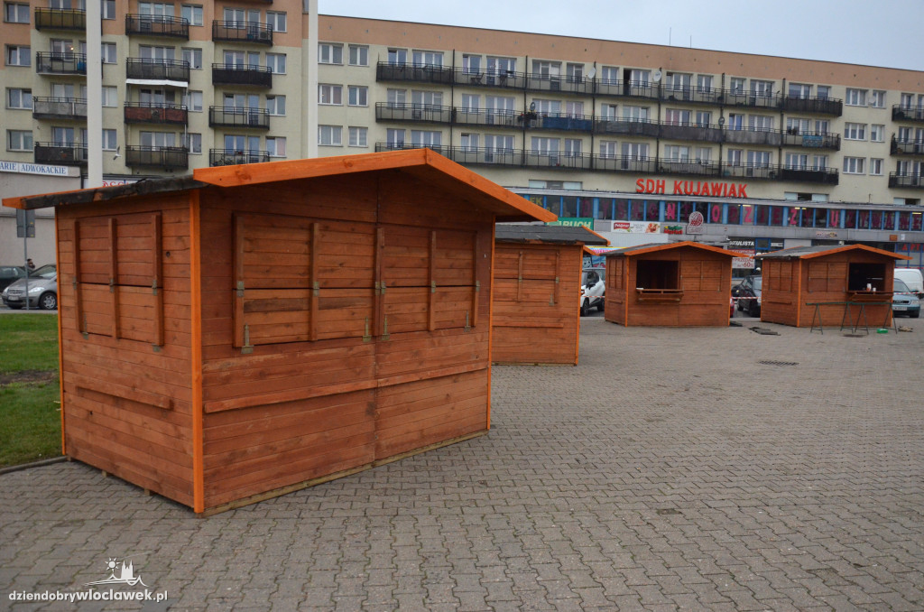 Przygotowania do jarmarku na pl. Wolności