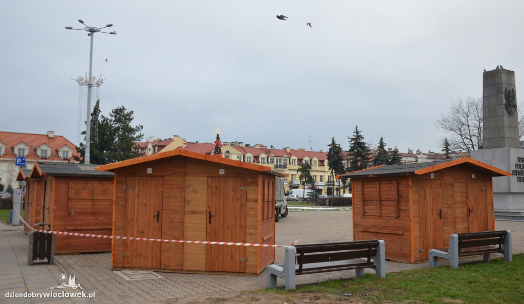 Przygotowania do jarmarku na pl. Wolności