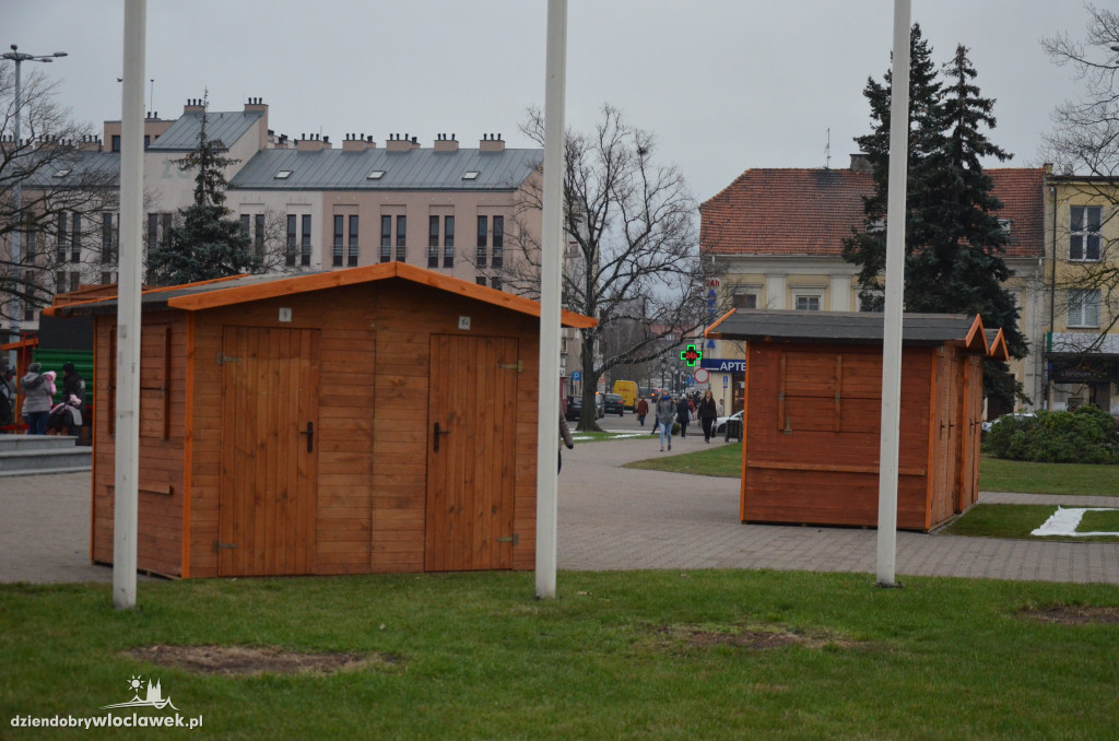 Przygotowania do jarmarku na pl. Wolności