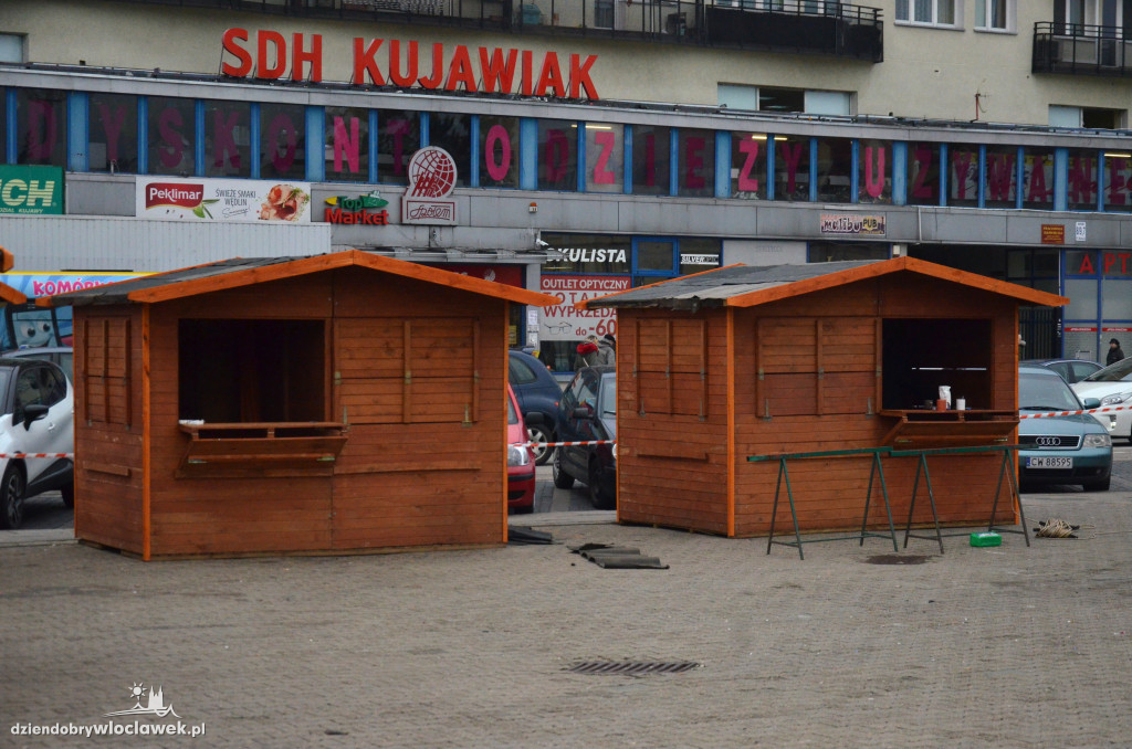 Przygotowania do jarmarku na pl. Wolności