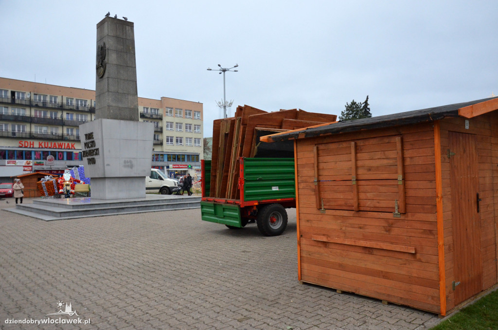 Przygotowania do jarmarku na pl. Wolności