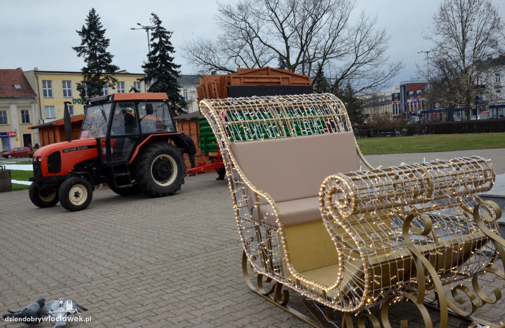 Przygotowania do jarmarku na pl. Wolności