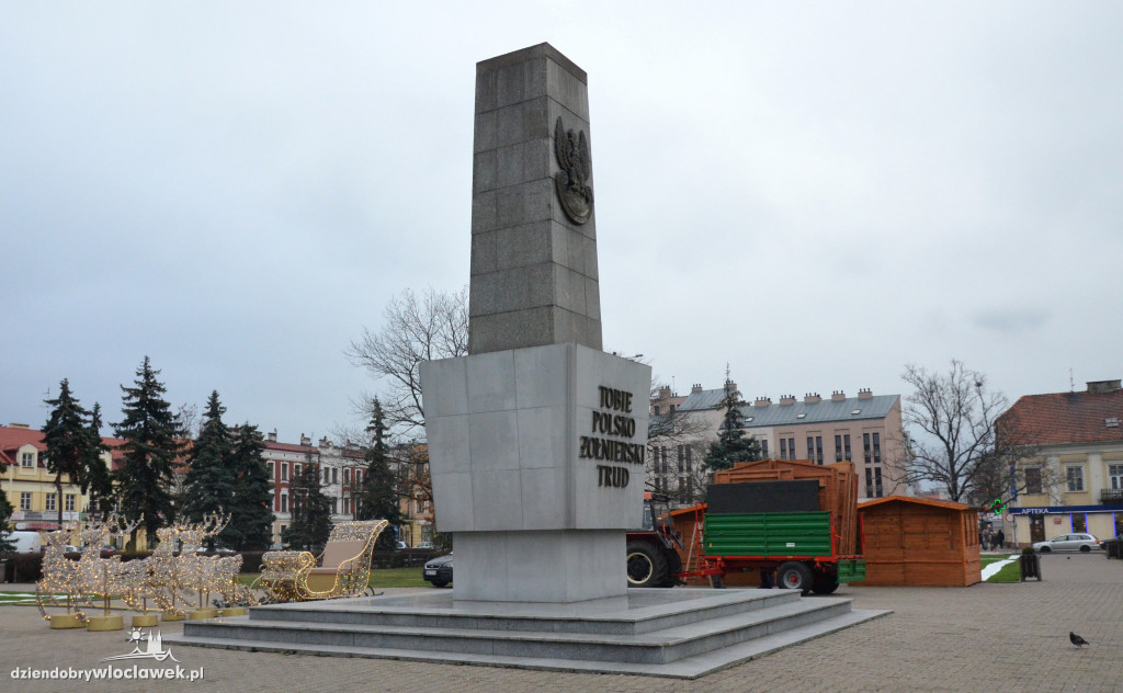 Przygotowania do jarmarku na pl. Wolności