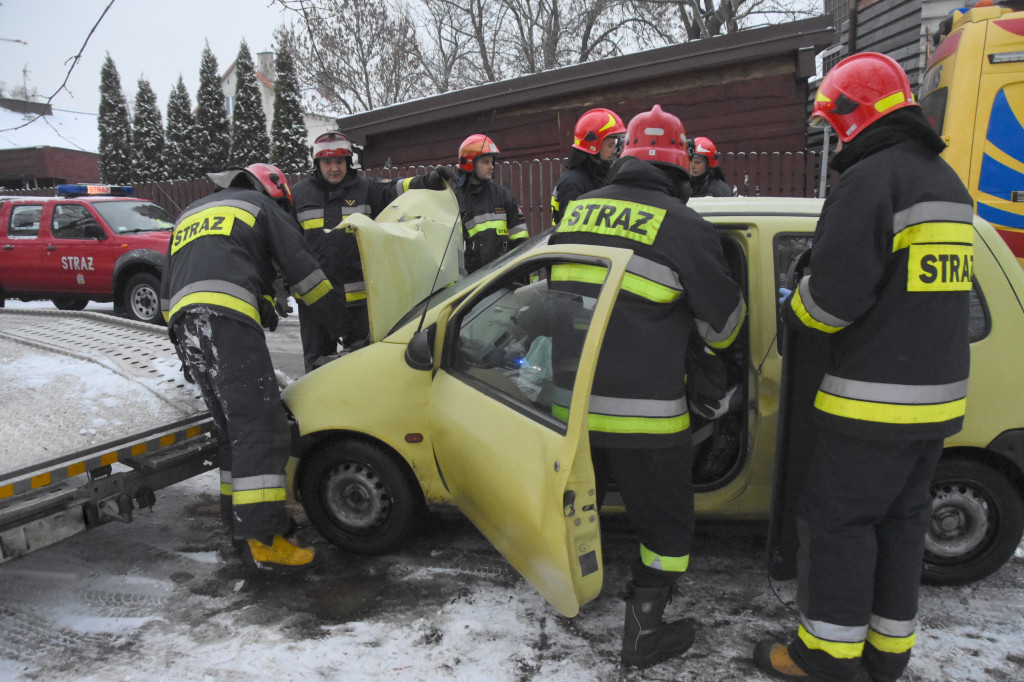Renault wpadło w poślizg i uderzyło w...