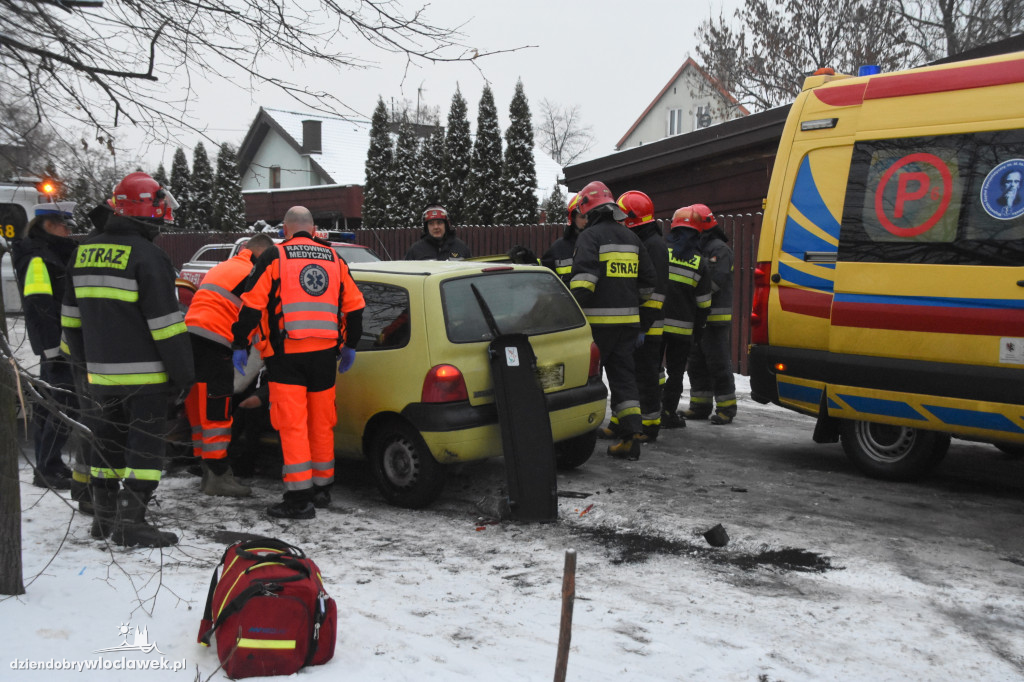 Renault wpadło w poślizg i uderzyło w...