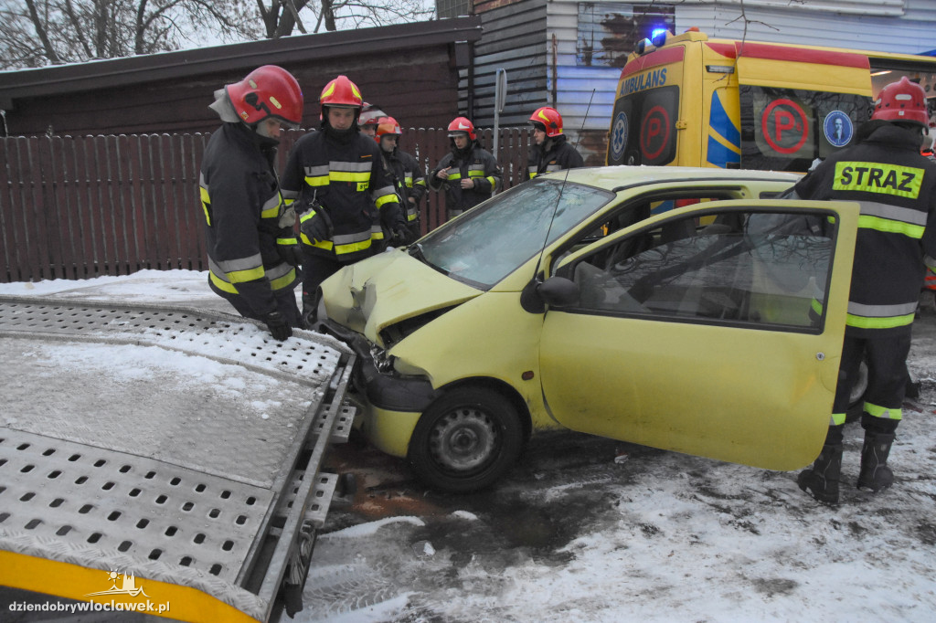 Renault wpadło w poślizg i uderzyło w...