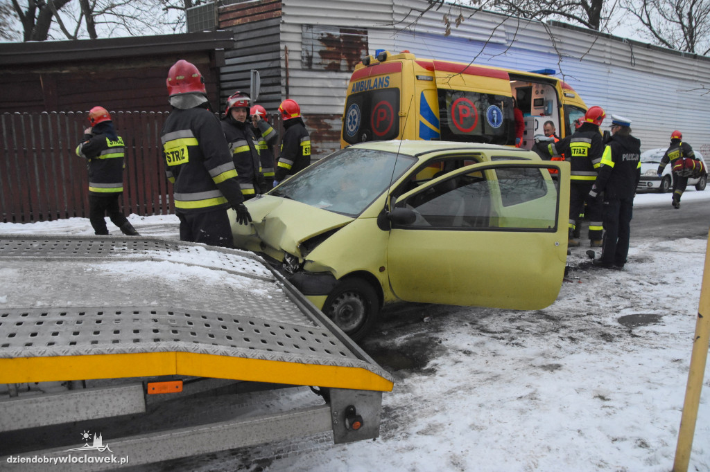 Renault wpadło w poślizg i uderzyło w...