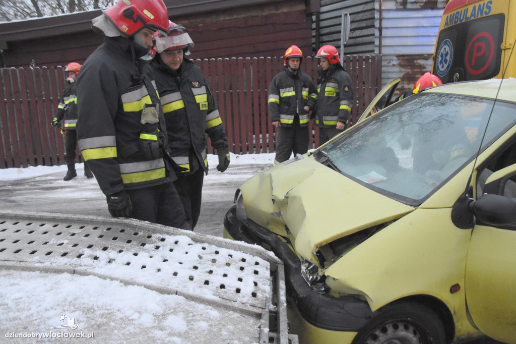 Renault wpadło w poślizg i uderzyło w...
