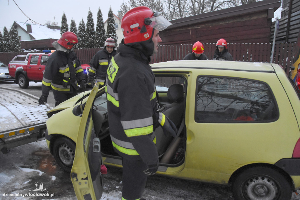Renault wpadło w poślizg i uderzyło w...