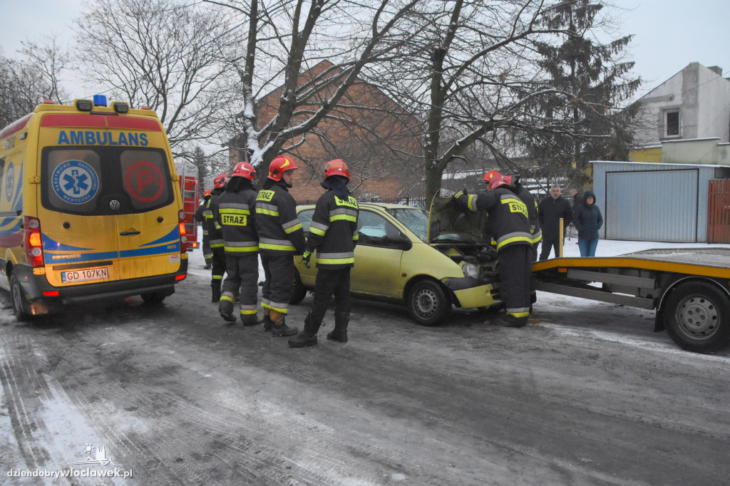 Renault wpadło w poślizg i uderzyło w...