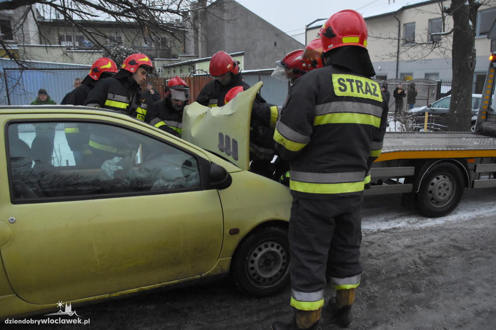 Renault wpadło w poślizg i uderzyło w...