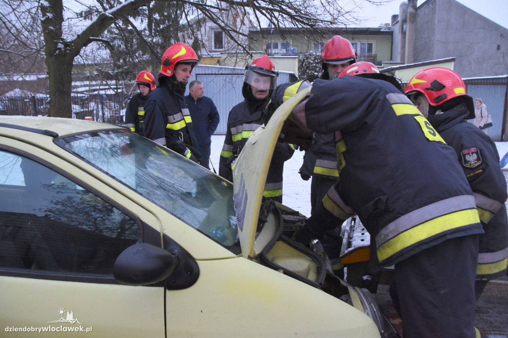 Renault wpadło w poślizg i uderzyło w...