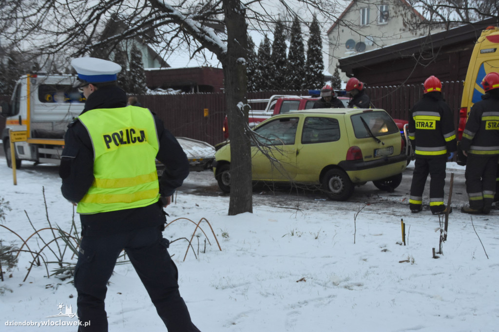 Renault wpadło w poślizg i uderzyło w...
