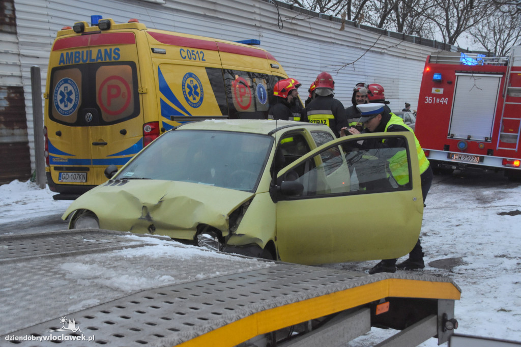 Renault wpadło w poślizg i uderzyło w...