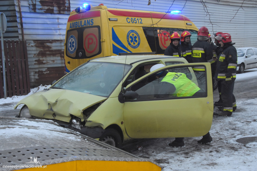 Renault wpadło w poślizg i uderzyło w...